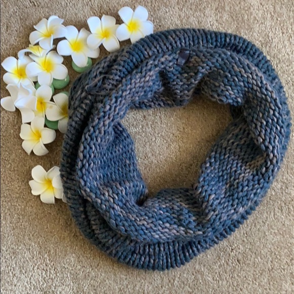 Soft chunky infinity scarf - Picture 1 of 3